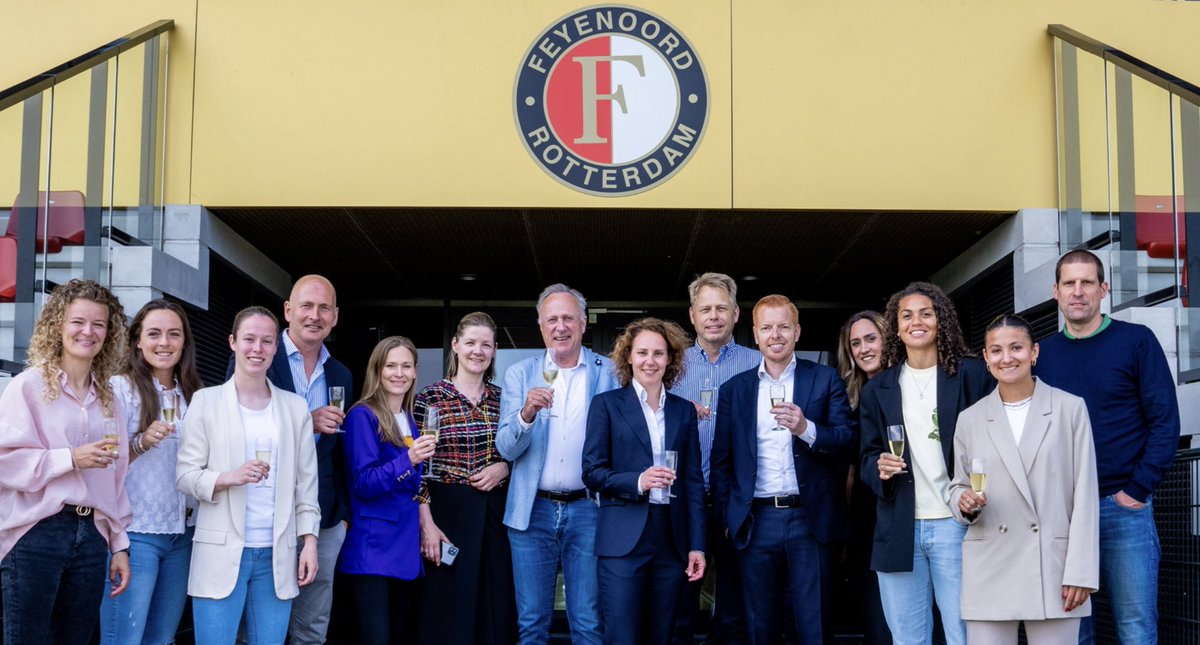 Feyenoord Vrouwen ondertekent CAO, als 4de club na Ajax, PSV en FC Twente. 

VVCS directeur Louis Everard: 
“Volgende belangrijke stap in de professionalisering van het Vrouwenvoetbal in Nederland. Fijn om hier als VVCS een constructieve bijdrage aan te kunnen leveren.”