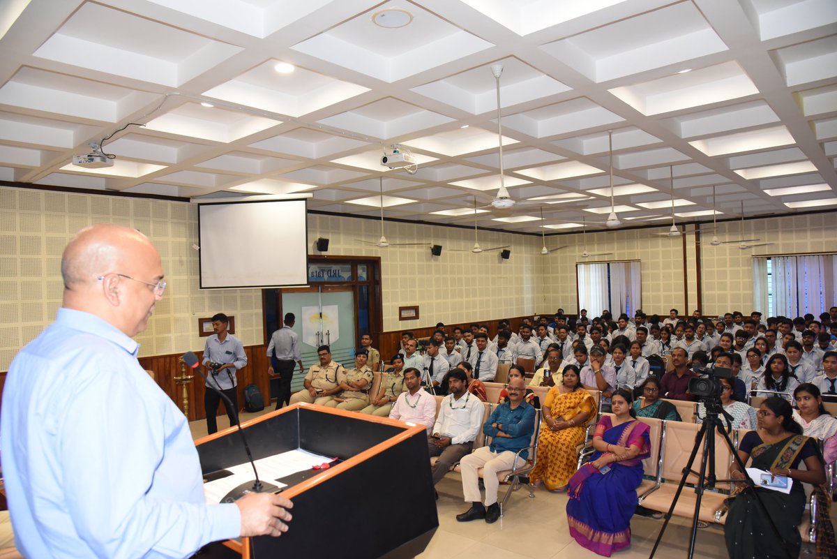 cpbbsrctc's tweet photo. #LetsBeCyberSafe
#CyberCrimeAwarenessProgramme #SrustiAcademyOfManagement
@cpbbsrctc held an insightful session on Cyber Crime & Safe use of Social Media at Srusti Academy of Management under Infocity PS. Around 200 MBA, MCA, students along with Faculties attended the programme. https://t.co/Hvf0uuap8O