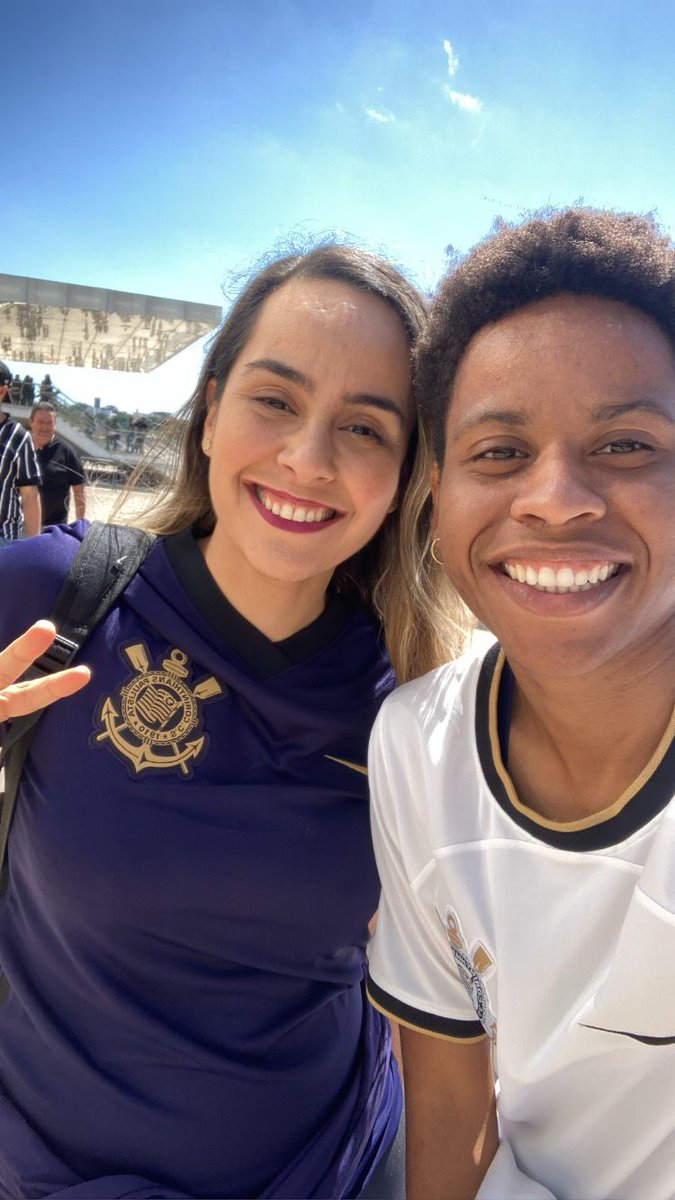 bruhporto_'s tweet photo. Hoje o dia é todo dela! E uma pessoa tão carinhosa como ela não poderia ter nascido num dia melhor do que no dia do abraço. 

Parabéns @_amarimari! Feliz aniversário! 🎈🥰🎂 #saudadesvc https://t.co/hjrGb26LJG