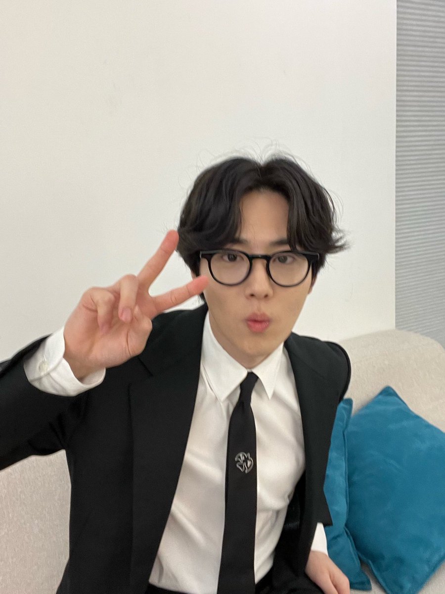 EXOSuhoTurkey's tweet photo. 230522 | Suho'nun 💭 güncellemesi: (1)

🐰: 📸×3
🐰: Doğum günüm yakında sona erecek~~
🐰: Doğum günü reklamlarımı izledim millet. Bu yıl bir prova çekimi/video yapamadığım için üzgünüm.. https://t.co/FRTyJMg3tO