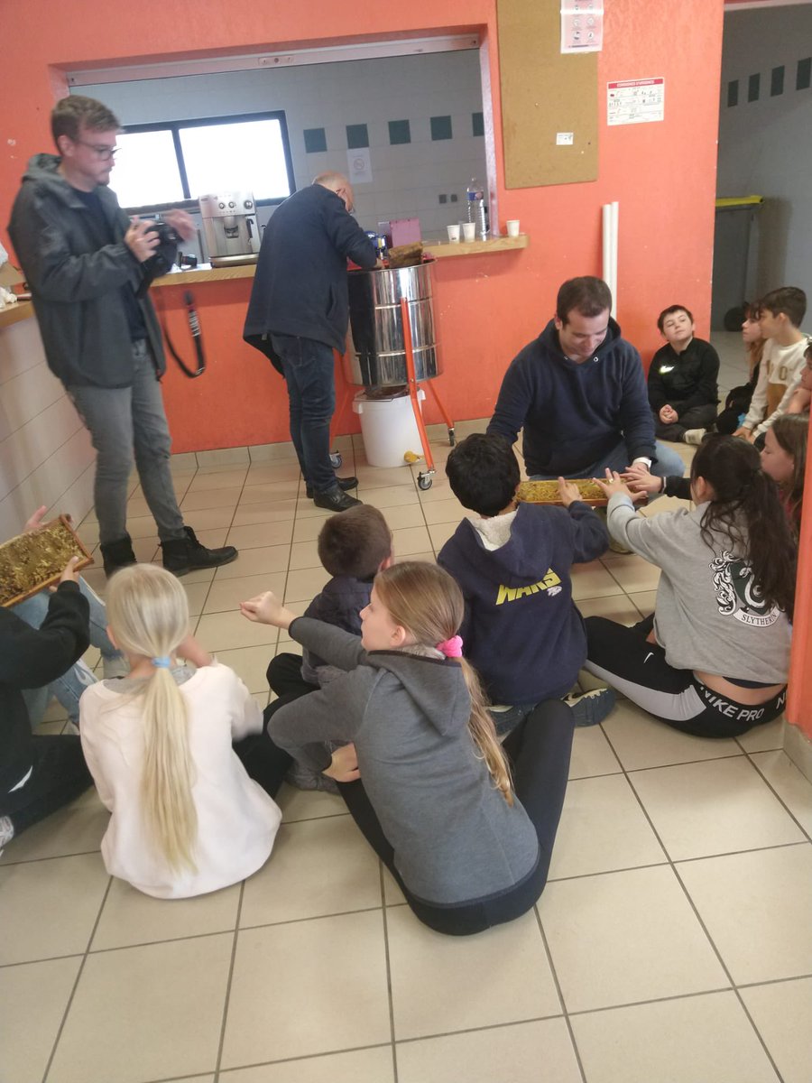 abeillesaramon's tweet photo. La définition du bonheur❤️.
Desoperculation, extraction du miel de printemps et mise en pot par les enfants de l’école de saramon ce matin !
Et cette après-midi visite des ruches, quoi de plus….
Et c’est officiel une magnifique surprise pour début juillet ❤️🐝❤️🐝❤️ https://t.co/AwykZNv4ao