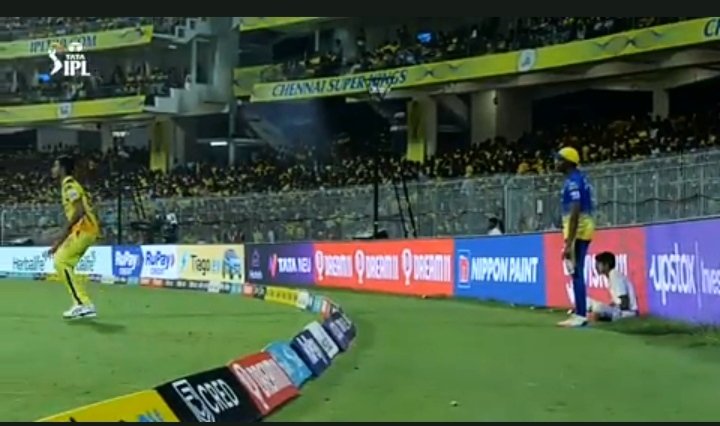 srihari_gs's tweet photo. @crikipidea @ashwinravi99 @prasannalara Pathirana drop catch in deep fine leg against KKR. He was in boundry line with bowling coach Bravo standing next to him. Was he not on his toes as he was discussing with Bravo? Wat is the need of coach in side lines, when there r seperate time outs ? #HallaBolKonjamNallaBol https://t.co/HAAS1FWGaZ