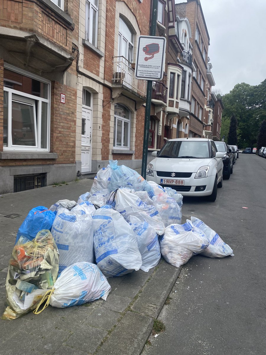 Werkelijk overal in Brussel deze week: stapels vuilnis. De ophaalkalender is gewijzigd, maar 9 op 10 Brusselaars hebben de berichtgeving gemist. 

Napels aan de Zenne