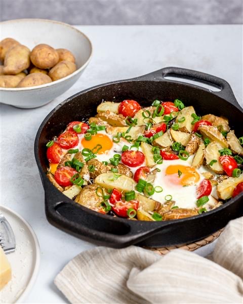 This delicious #JerseyRoyal shakshuka is the perfect dish to enjoy this #BritishTomatoFortnight. Full of flavour and ready in six simple steps, save this one down to create over the upcoming long weekend. bit.ly/3WrmThJ #BritishTomatoes #SeasonalProduce #SimplySeasonal