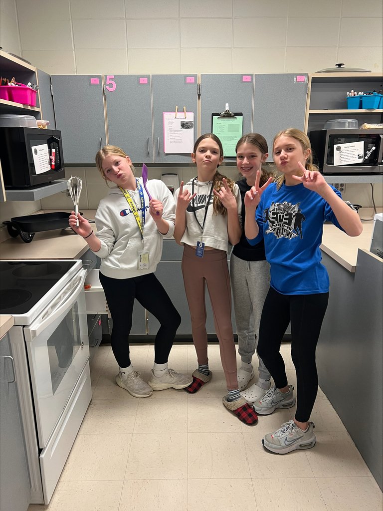 🍎Get ready to tantalize your taste buds! Our talented FACS students are whipping up a treat with their Fruit Salsa and Cinnamon Chips. They are exploring the delicious world of fruits and grains, mastering the art of healthy and flavorful snacks. 😋 #FACSClass #MustangStrong