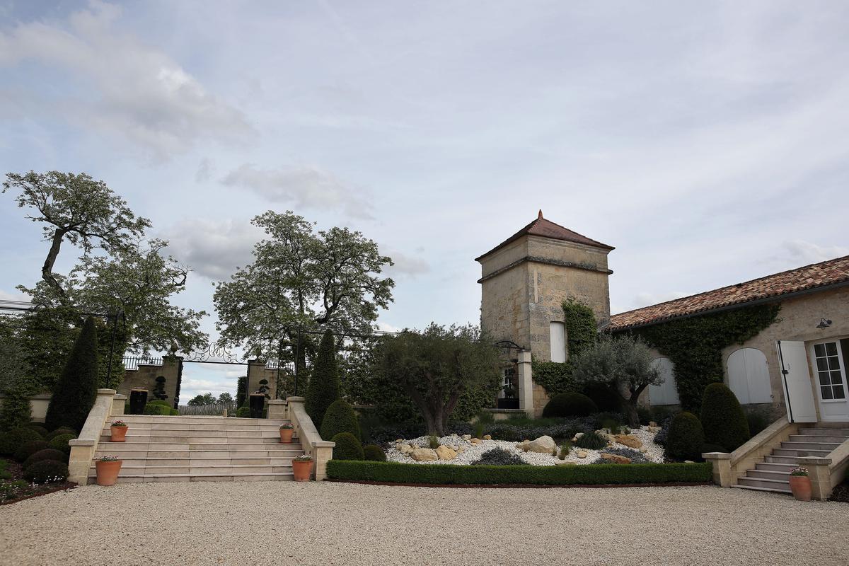 Exclu <a href="/sudouest/">Sud Ouest</a>
Vins de Bordeaux : à quoi ressemble  le château de Sours, la propriété de Jack Ma ? La porte nous a été ouverte, et c'est la première fois sudouest.fr/vin/vignoble-b…?