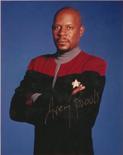 To celebrate the character of Captain Sisko and to honor the man Avery Brooks here is a picture and story of when I met him in 1996. The museum of arts and sciences in Macon, GA had a new planetarium program that featured Jonathan Frakes & Levar Burton. #TheSiskoDay #AveryBrooks