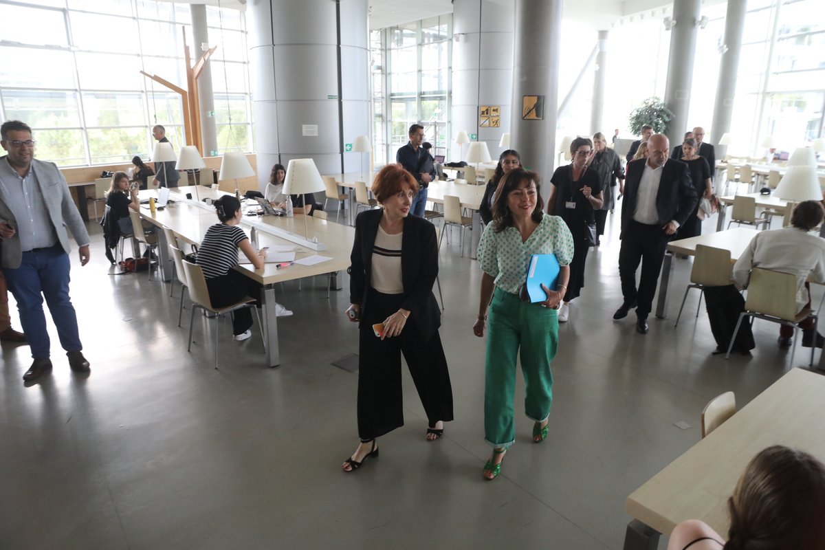 umontpellier's tweet photo. Visite de la BU de Richter de l'@umontpellier par @CaroleDelga, Présidente de la Région @Occitanie et des @Regionsdefrance. Une visite pour mettre en lumière les aménagements et outils qui permettent d'accompagner au mieux nos étudiants dans leurs formations et leurs recherches. https://t.co/PAdQcjPzWM