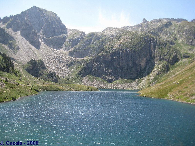 Une randonnée dans les Pyrénées : Lac et refuge d'Ilhéou pyrandonnees.fr/rando_refuge_e… #randonnées #rando #pyrénées