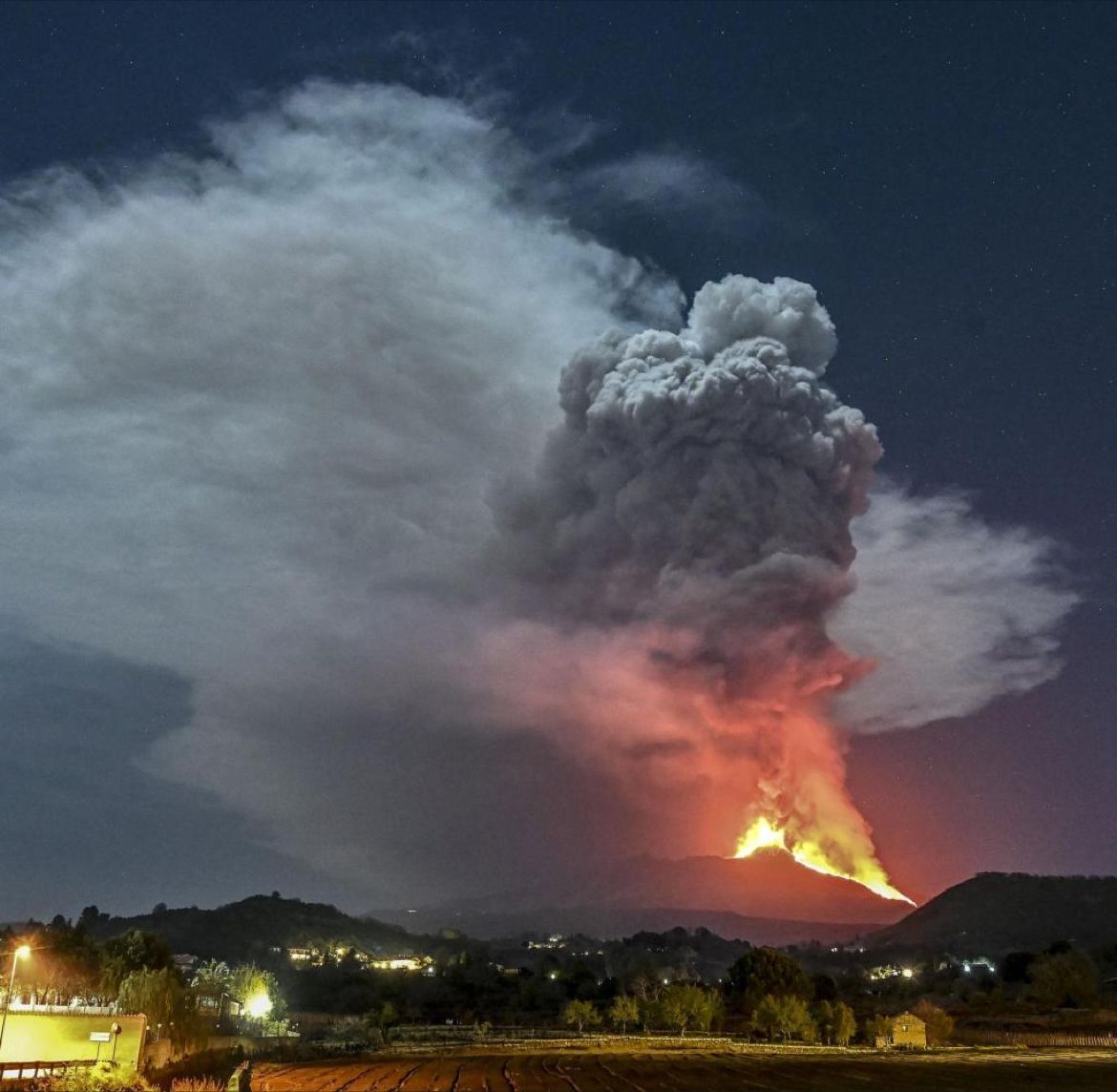 📢Hier handelt es sich um den bösen #Vulkan #Ätna auf Sizilien, der aktuell die Umwelt verschmutzt und das Klima wandelt.
#Klimakleber der #LetzenGeneration werden gebeten sich sofort dahin zu begeben+den Schmutzfink zuzukleben um den #Klimawandel zu stoppen.

Ende der Durchsage!