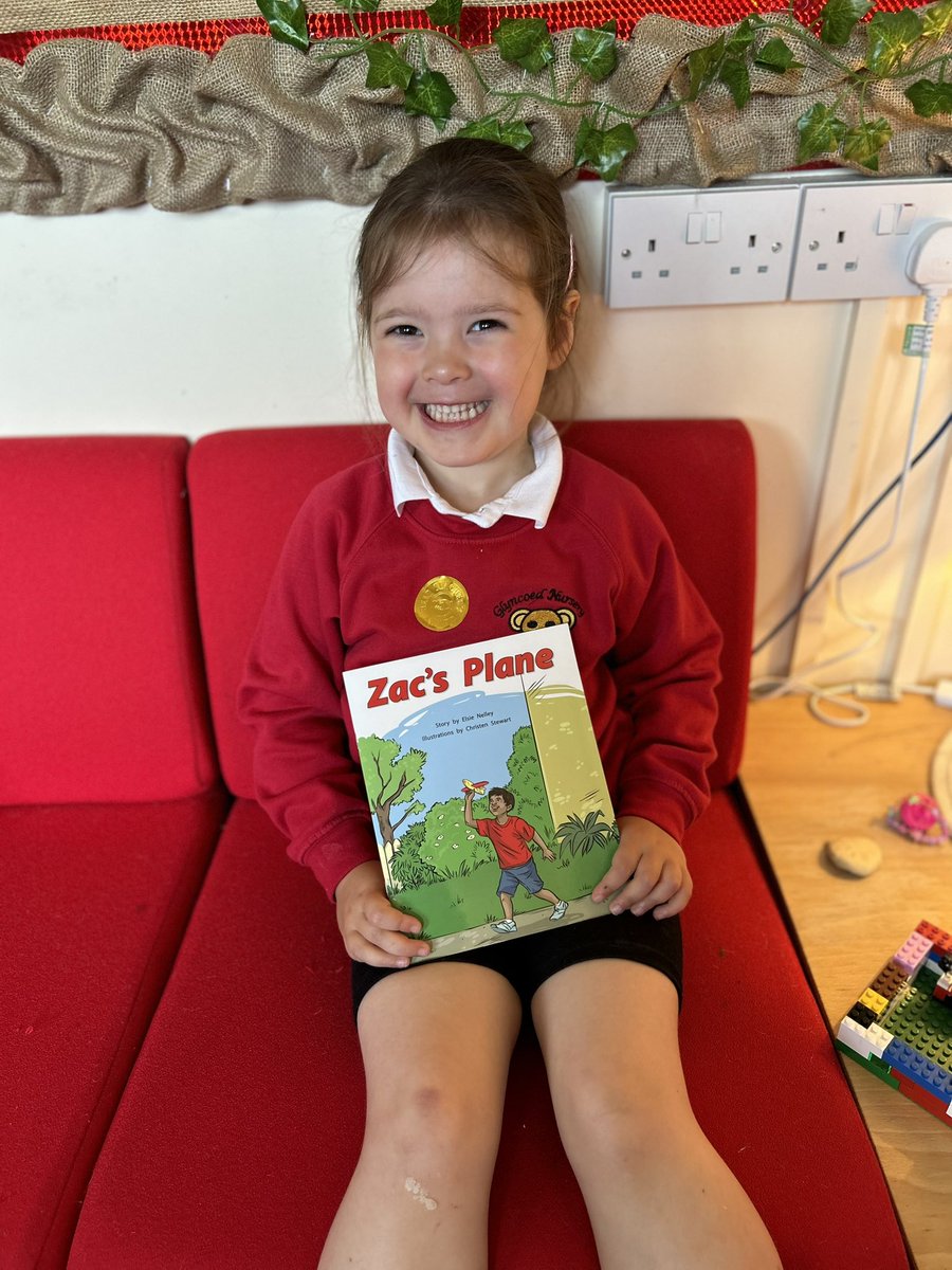 One very proud little lady ~ read to me with such confidence, fluency & superb understanding. So pleased to see a love of reading nurtured in one of our youngest learners @GlyncoedP ✨📖📖✨ #ambitiousCapableLearners #GPSREACH