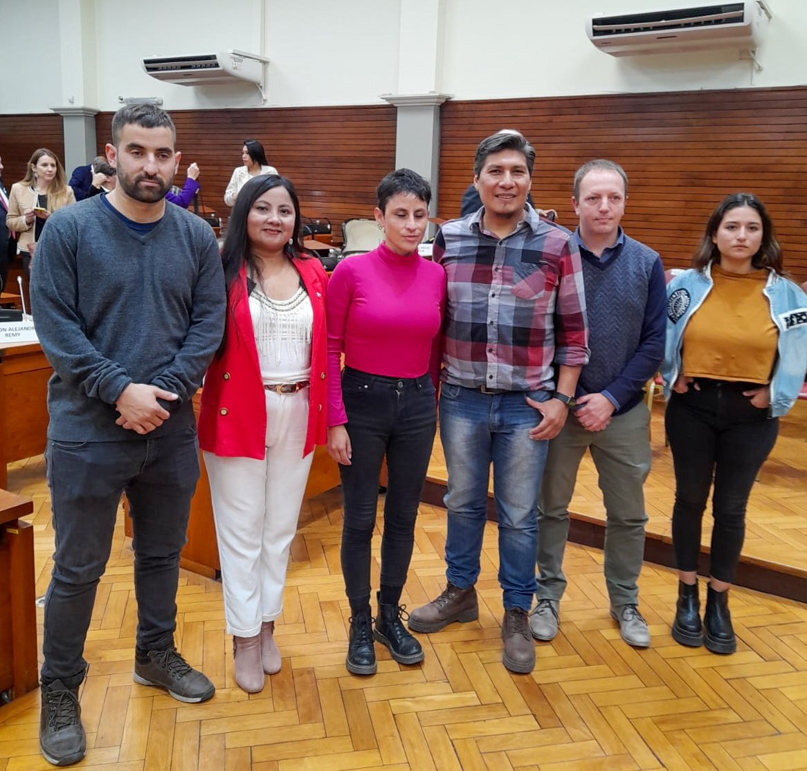 Cele_Fierro's tweet photo. Felicitaciones a las y los compañeros del @fit_unidad y en especial a nuestra compañera Gloria Zambrano, que seguirán también desde las bancas enfrentando la política de Morales en defensa de los derechos de las y los trabajadores ✊🏼 https://t.co/s0GJxoFUIK
