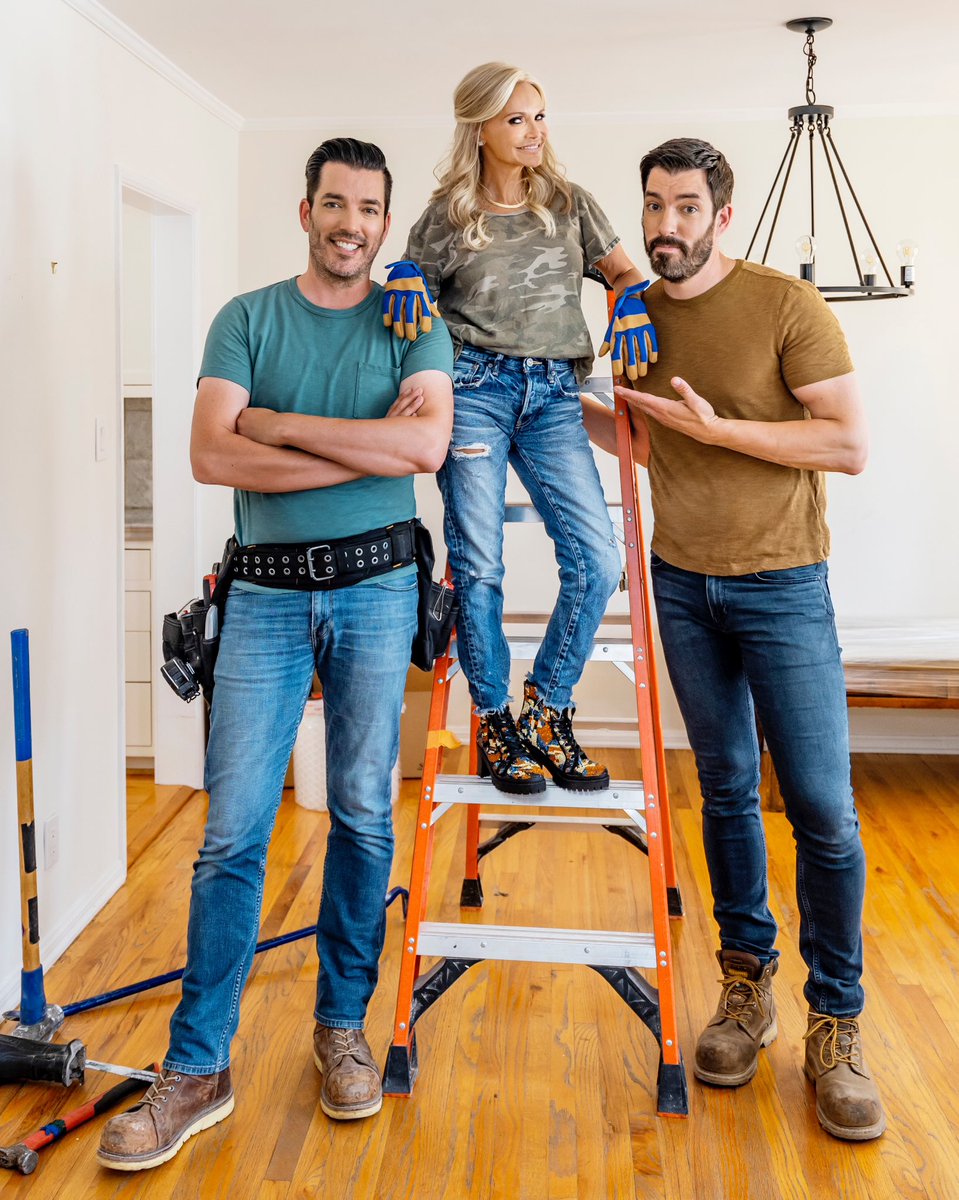 Tonight’s the night!! 🛠️ join me and my new brothers @MrDrewScott & @JonathanScott on a brand new episode of #CelebIOU at 8|7c on @hgtv!! 💙 @PropertyBrother