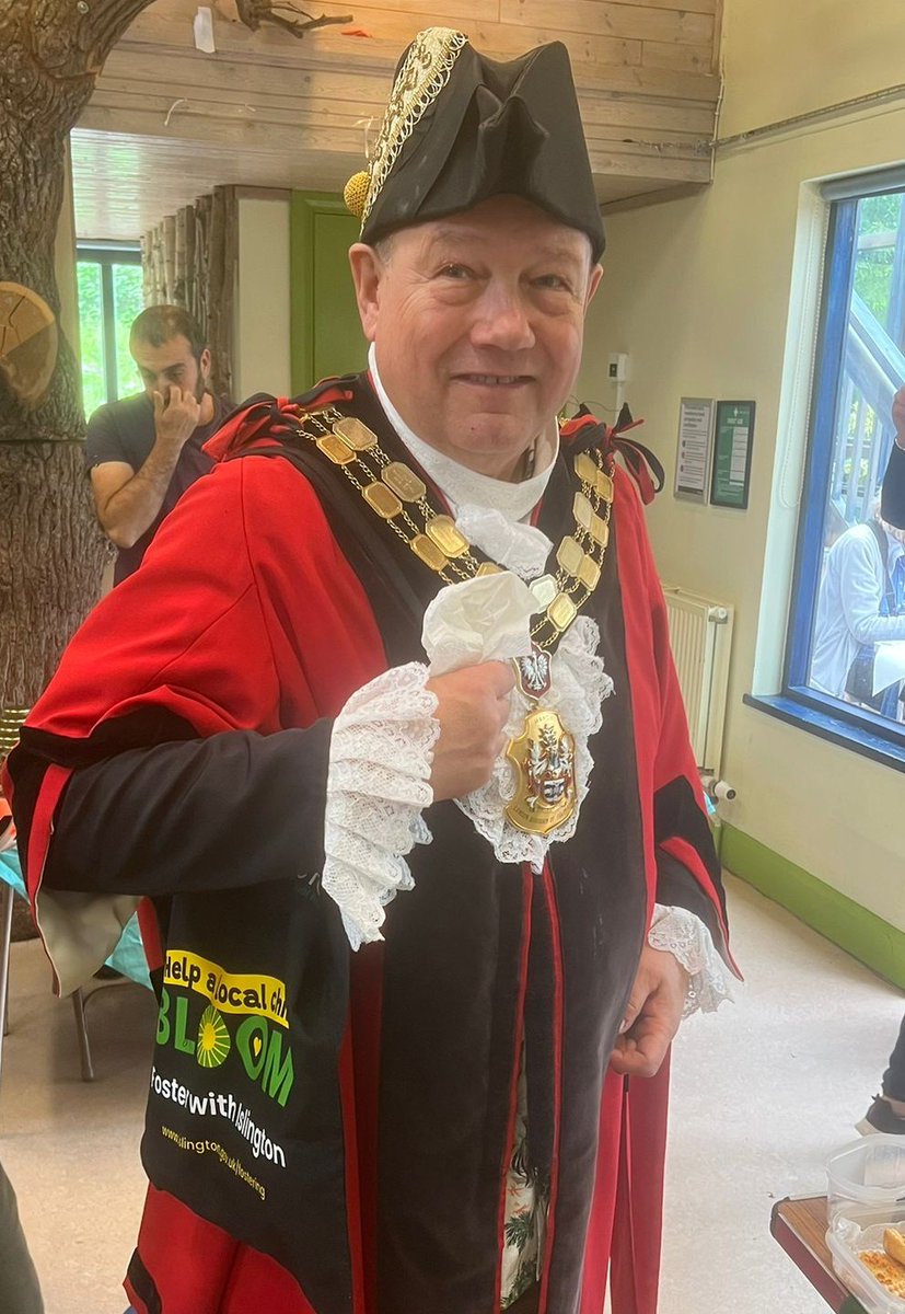 Thanks to new Islington mayor Cllr Gary Heather for helping us celebrate Foster Care Fortnight 2023 at Gillespie Pk Ecology Centre & modelling this years must have accessory: the Help a Local Child Bloom fostering tote! Could you help a child this FCF? #FosteringCommunities