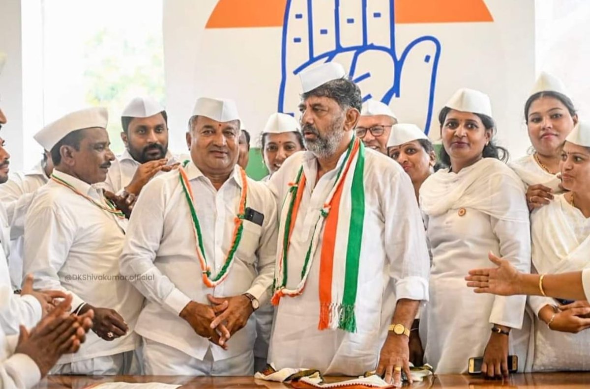 iPraveenX's tweet photo. कर्नाटक प्रदेश कांग्रेस सेवादल ने कर्नाटक में कांग्रेस की नई सरकार का हार्दिक अभिनंदन और स्वागत किया,

उप मुख्यमंत्री श्री @DKShivakumar जी को गांधी टोपी बहुत सूट करती है। https://t.co/kyGoiNC0f2