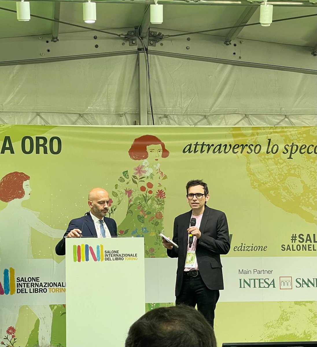 SalonedelLibro's tweet photo. «Questa edizione del Salone del Libro di Torino ha battuto tutti i record precedenti: si può soltanto dire grazie alle lettrici, ai lettori, agli editori».

@NicolaLagioia 
#SalTo23 https://t.co/jNw4CSKvvU