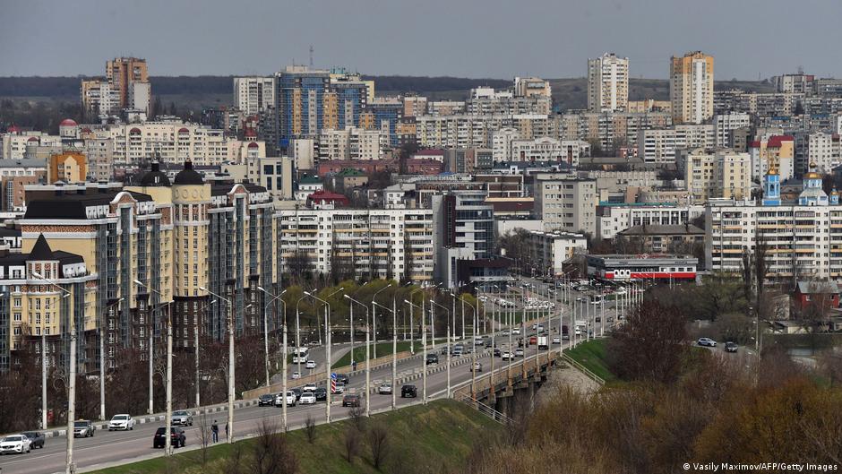 dw_russian's tweet image. В Белгородской области ввели режим контртеррористической операции, сообщил губернатор Вячеслав Гладков. Ограничения в том числе предусматривают изъятие транспорта у граждан "в неотложных случаях", ограничение средств связи, временное "отселение" граждан с территории операции