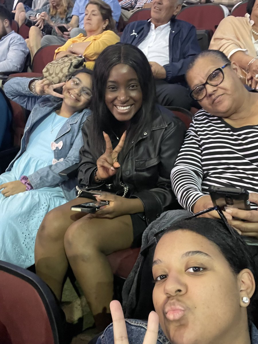 LeannX0__'s tweet photo. WE LOVE YOU MEL!!!!! SO PROUD OF YOU 🍾💐🎉 #SetonHall2023 https://t.co/IlJucNSWtM