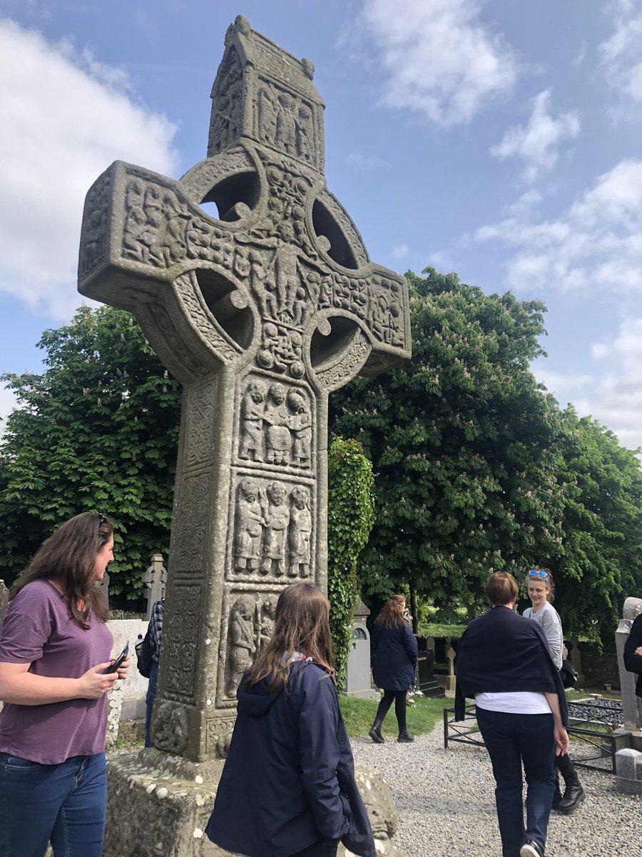 Thanks to Clare and Siobhan @brunaboinneOPW for their wonderful tour of Newgrange! Our day concluded with a visit to the beautiful ruins of Mellifont Abbey and Monasterboice.  

Thanks also to our driver Derek @Irishdaytours 🚌 

#daytrip #BoyneValley #Ireland #IrishHeritage