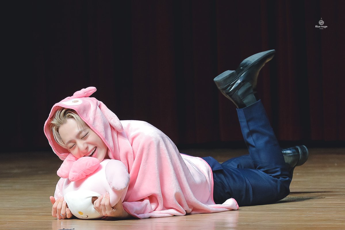 230521

냅다 누워서 이 포즈 하더니 부끄러워함...
귀여워라...😍

 #원어스 #ONEUS #여환웅 #환웅 #HWANWOONG
<a href="/official_ONEUS/">ONEUS</a>