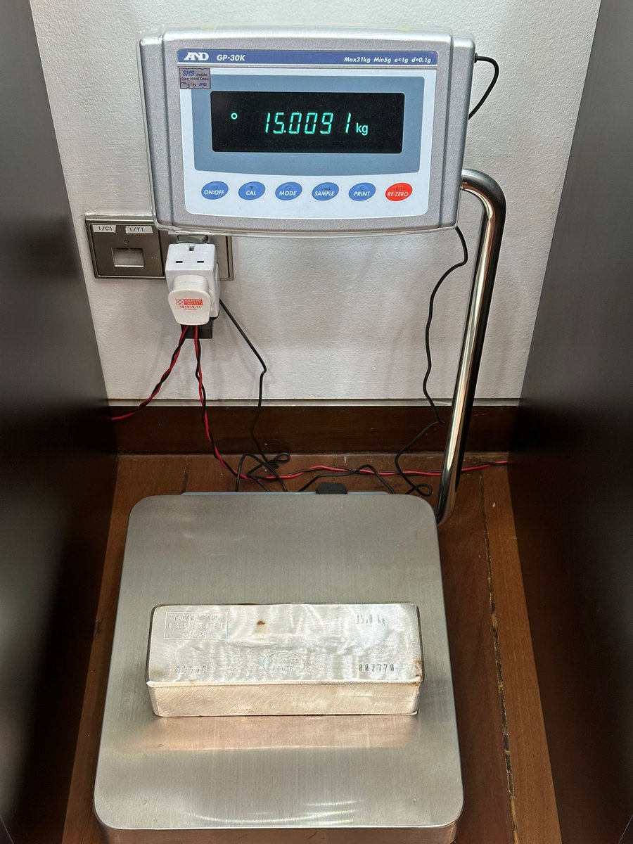 ain4life's tweet photo. Testing the weight of the 15kg Nadir Silver Bar! I didn't carry it on the weighing machine.. I only used #eyepower 👀 😆
#silver #buysilver #preciousmetals #silversqueeze #nadirsilverbar #ipmbullion @ipmbullion #indigopreciousmetals #singapore #vaultingsolution #LeFreeport https://t.co/RE7iKkzuPj