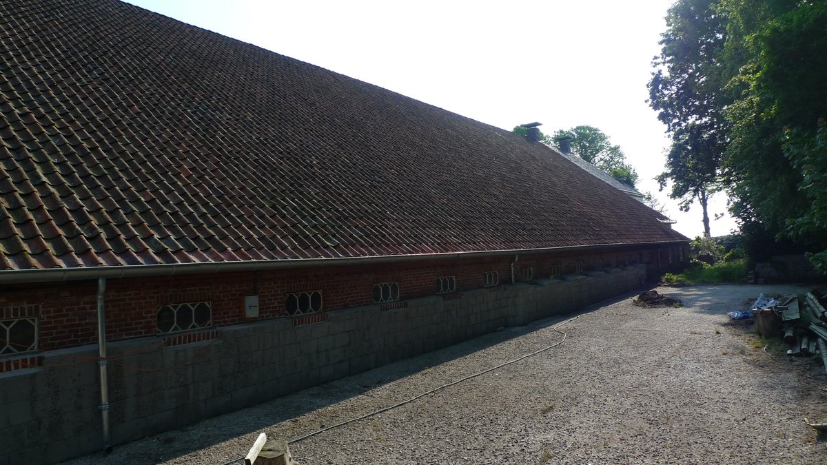 KovoorBo's tweet photo. Pannen, pannen en nog eens pannen,
ontelbaar veel;
maar we hebben nu wel weer een 'nette' echte schoorsteen…
en voor 't eerst een pannendak…
… met een heuse een dakgoot,
die nog steeds afwatert in de goot.

Nu als proef op de som afwachten of 't de eerste donderbui doorstaat. https://t.co/y3zzJNBBQq