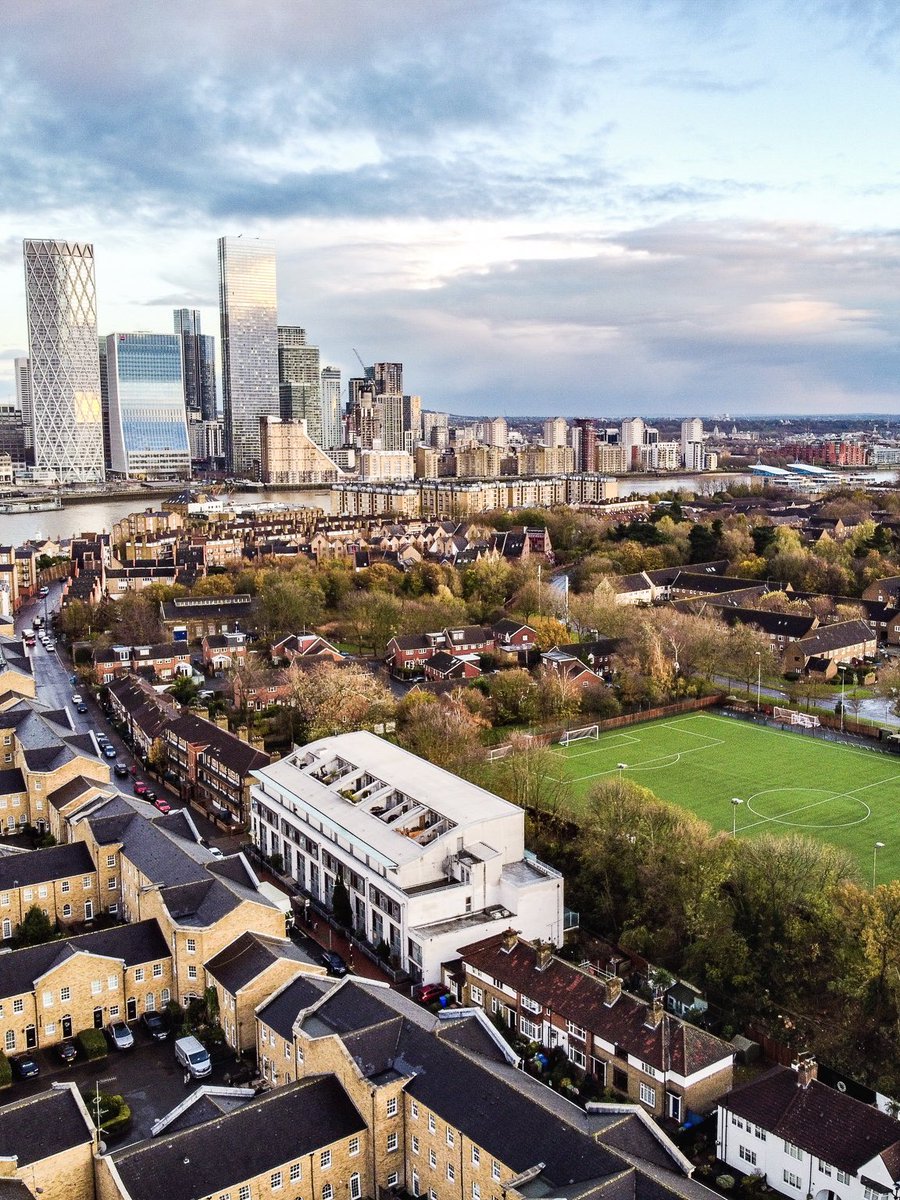 Just your average neighborhood ground 🤩💫

St Paul’s Sports Ground 🏟️
London, UK 🇬🇧📍⚽️
#Pitchhunters #footballpitch
