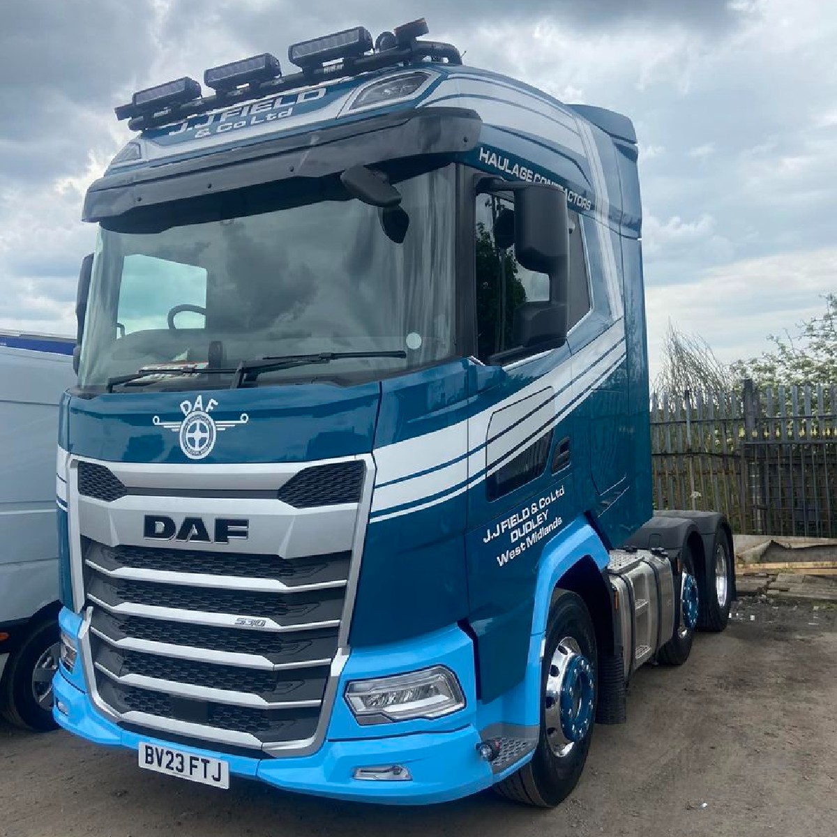 Kicking off the week with this cracking XG 530 🤩

The third New Generation truck to enter service for West Midlands based hauliers J J Field & Co Ltd.

#newtruck #newgenerationdaf #dafxg #trucklife #newtruckday