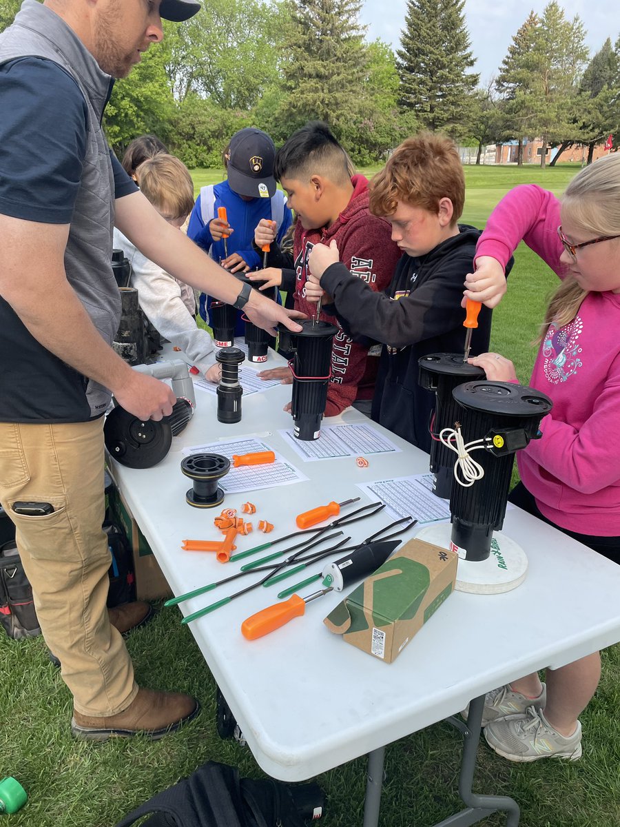 MnGCSA's tweet image. Great day for a @TheFirstGreen hosted by @sallym321! Thank you @BensonBraves777 for sending your 5th graders to learn about STEM education on the golf course!