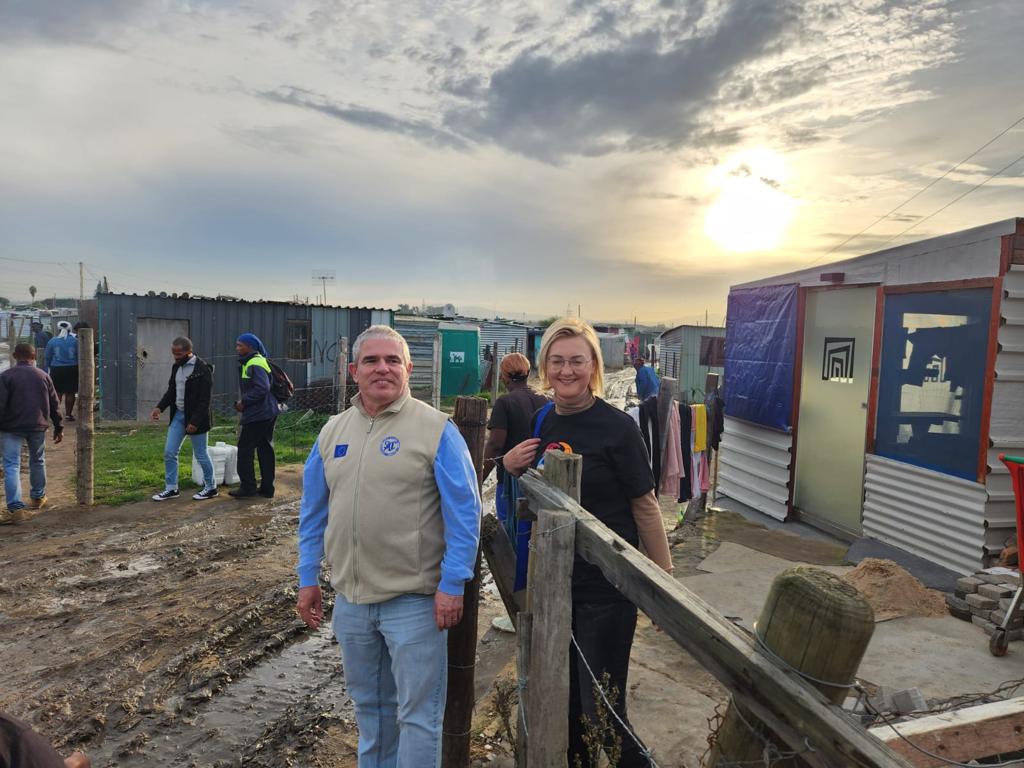 The EU🇪🇺 is proud to support the <a href="/asivikelane/">Asivikelane</a> program in South Africa. This initiative empowers informal settlement residents, improving access to basic services and fostering stronger community ties. 

#EuropeanUnion #partnership #TeamEurope #strongertogether