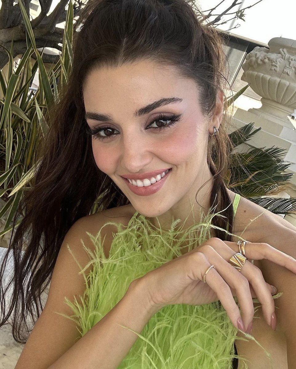 BuffaMt's tweet photo. Che spettacolo HandeErcel #HandeErçelCannes https://t.co/6iaOXneqc9