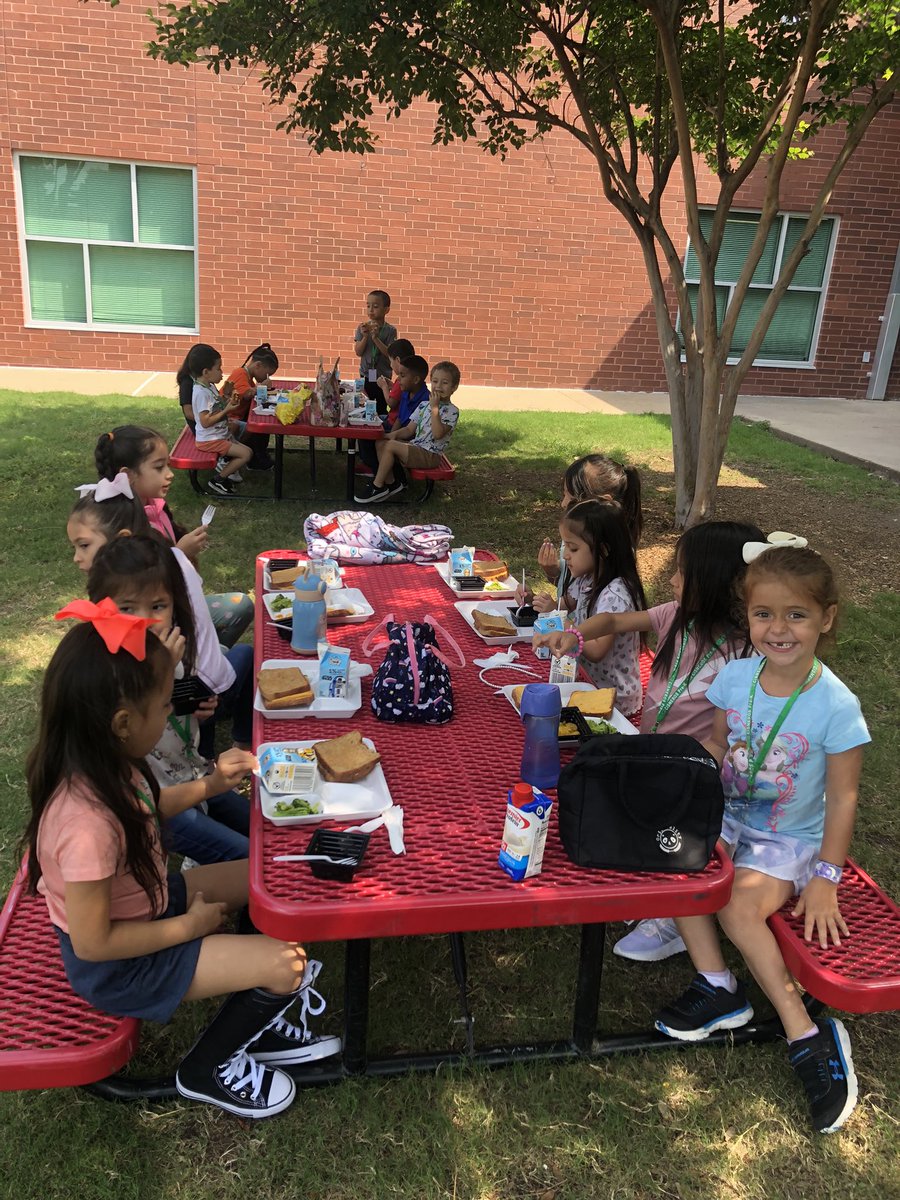 My @Cisneros_Cubby’s are enjoying the day and their picnic lunch today. Great way to eat @gisdnutrition lunch. 💕 @ChasityDBass @CisnAndy @evmoreno @nestedlearning @Nifty_Nancy9 @AVIDGISD #GISDPreK