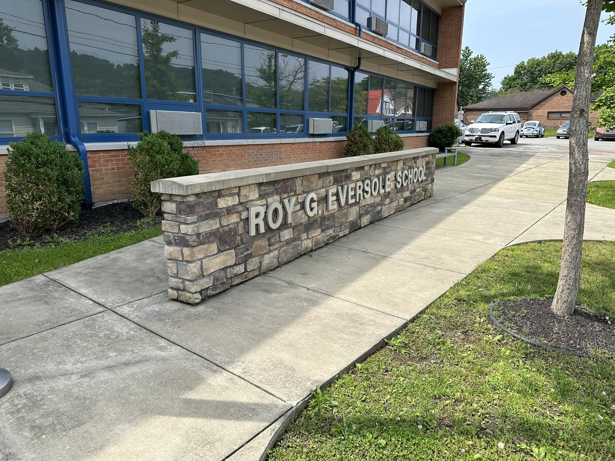 brobwx's tweet photo. That’s a wrap! The last #WeatherClass for the 2022-2023 regular school year is in the books! I made my 3rd trek to Roy G. Eversole this morning. Great group of kids! @EvanWYMT will have the photo tonight on @WYMT! https://t.co/wyXDCuDCc8