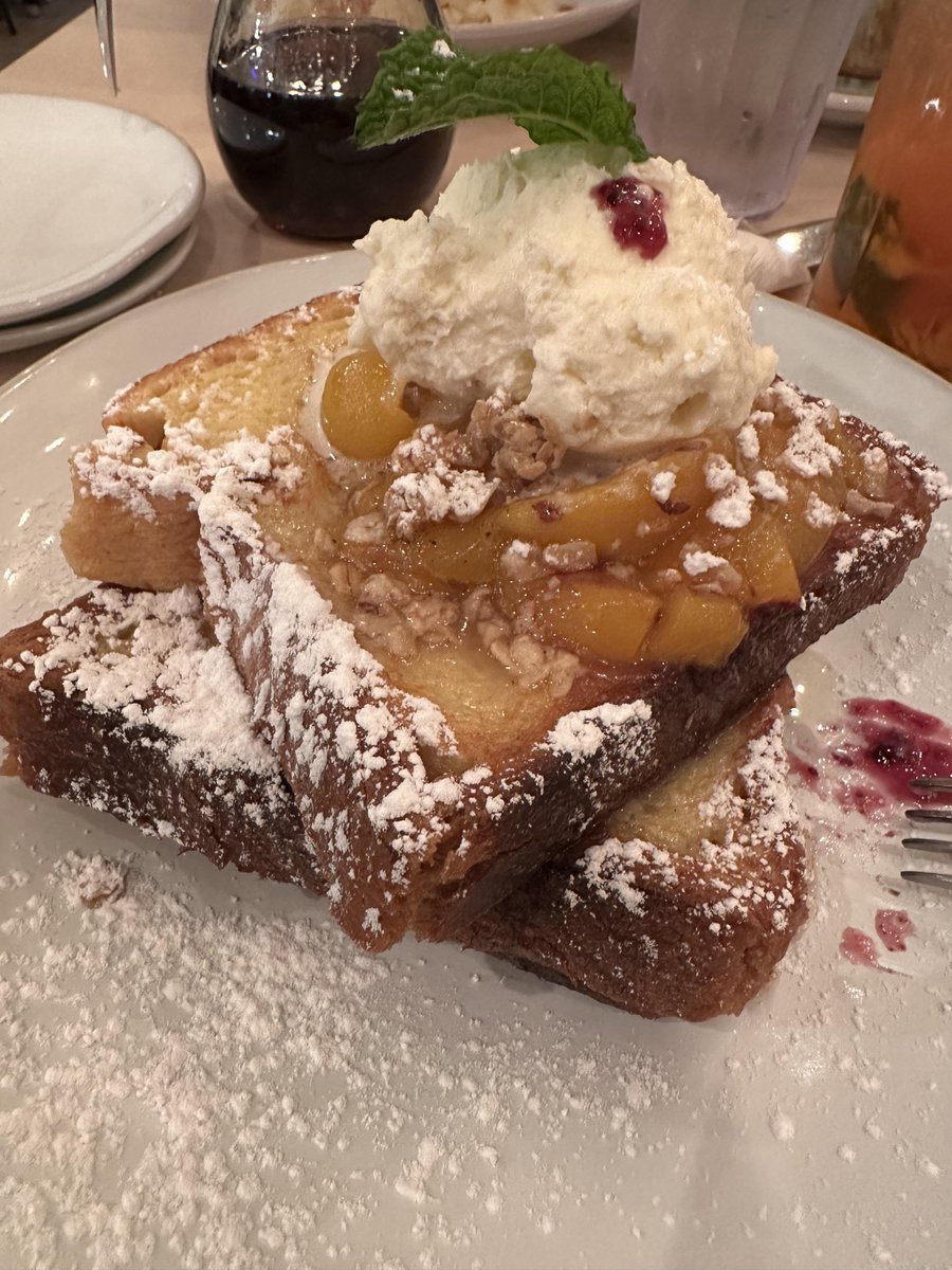redditFoodPorn's tweet photo. This morning I had Peaches n’ Cream French Toast with vanilla butter and granola. From u/JustTom1 https://t.co/x8xdE1IlMQ