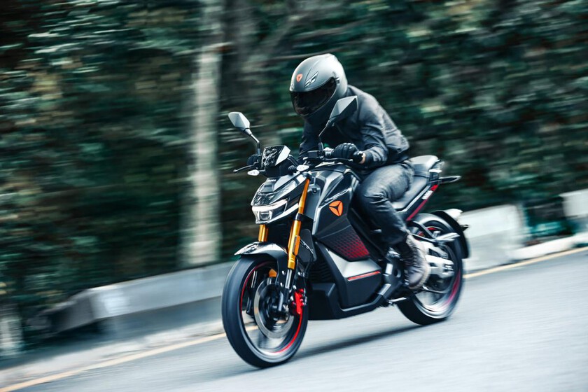 Pinta radical, barata y con 140 km de autonomía. Merecía la pena la esperar por esta moto eléctrica sin carnet dlvr.it/SpRFMp