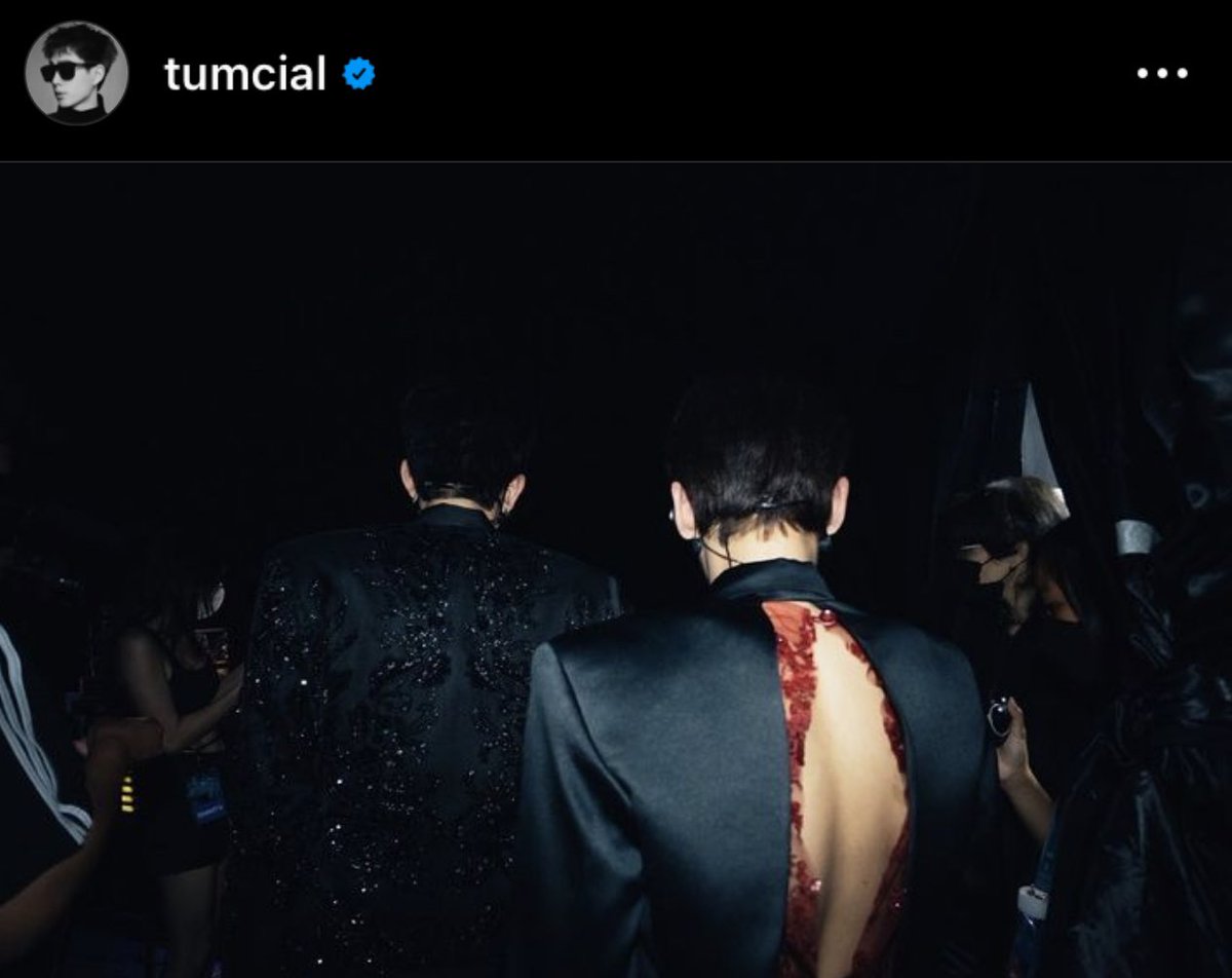 istuatT's tweet photo. Best partner 🤍 ชอบรูปสองรูปนี้ที่หันหลังในไอจีออฟกันมากๆเค้าก็คงชอบเหมือนกันทั้งคู่เลย มันเป็นความรู้สึกที่เราได้มองเค้าทั้งคู่จากด้านหลังแล้วเห็นเค้า “เติบโตไปด้วยกันนะ” https://t.co/MpUmScCR54