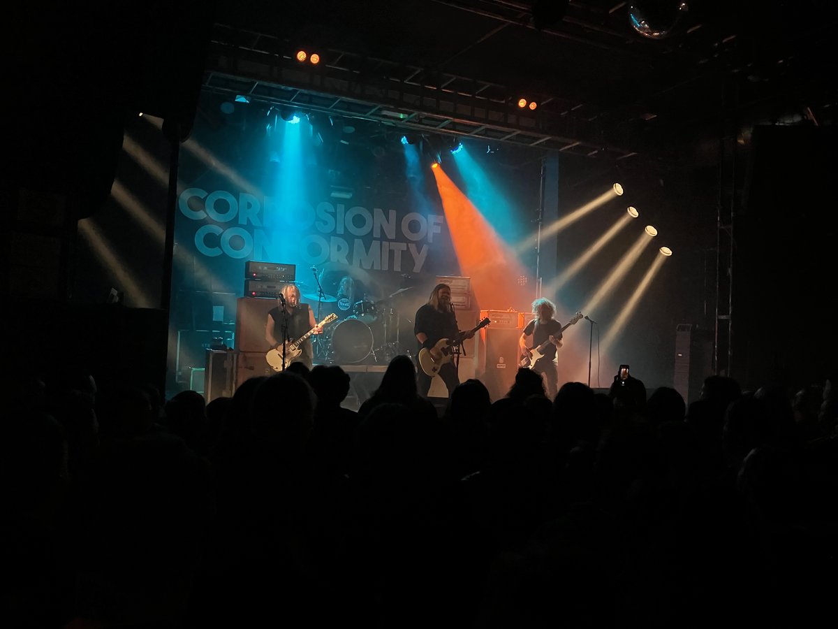 StateOfGuitars's tweet photo. The Return of the Sludge Power Mystery: @coccabal and @plainride at @szenewien presented by #mindovermattermusic / #barracudamusic
>> https://t.co/nZXvkEq0Yq
#corrosionofconformity #plainride #szenewien #sludge #heavyrock #metal #stonerrock #stateofguitars #cleanmywounds #sog https://t.co/7Avk6Gw4pd