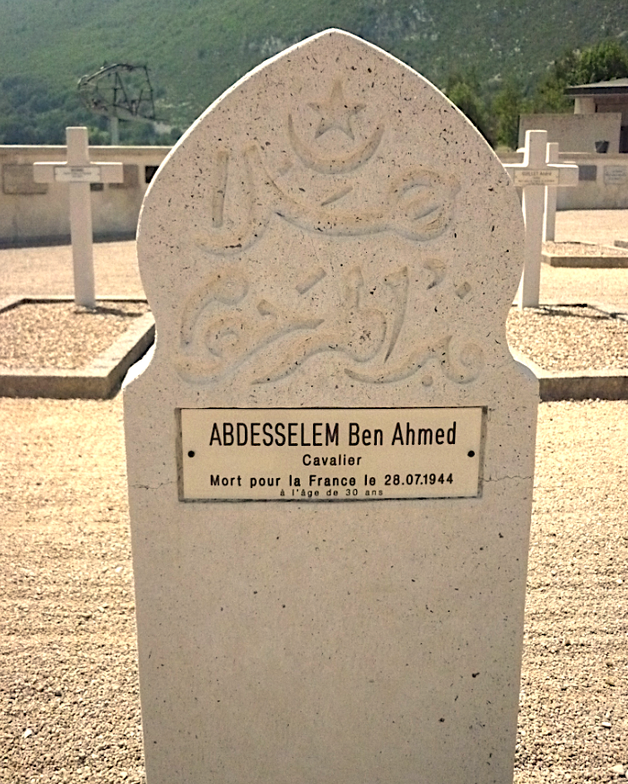 paroles_la's tweet photo. Il est né loin du Vercors. Au Maroc. Ce 28 juillet 1944, il est des maquisards blessés que les Allemands vont exécuter. Arrivant à hauteur de l'officier, crânement, il l'insulte et lui crache au visage. Battu, sommé de s'excuser, il refuse. Abdesselem Ben Ahmed est pendu. 30 ans. https://t.co/KM9UHdOx7f