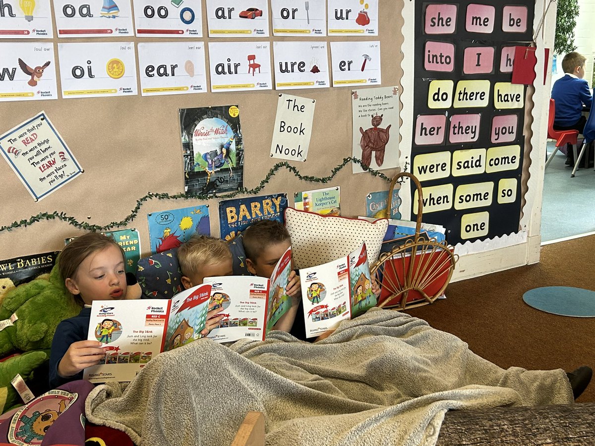 NicolaBuchan2's tweet photo. Let’s just start our week by reading ❤️📖 #thisishowwedoit #welovetoread #cosyspaces @Clerkhillschool https://t.co/SIF7uBJrWl