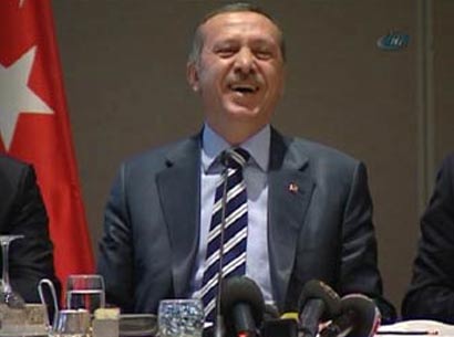 Süleyman Demirel'e Sormuşlar;
"Size sövüp duran o adamı neden partinize aldınız?"

Demirel cevap vermiş;
“Orada iken bize saldırıp bağırıyordu. Şimdi bizim kapıya bağladık, karşı tarafa sövüyor!”