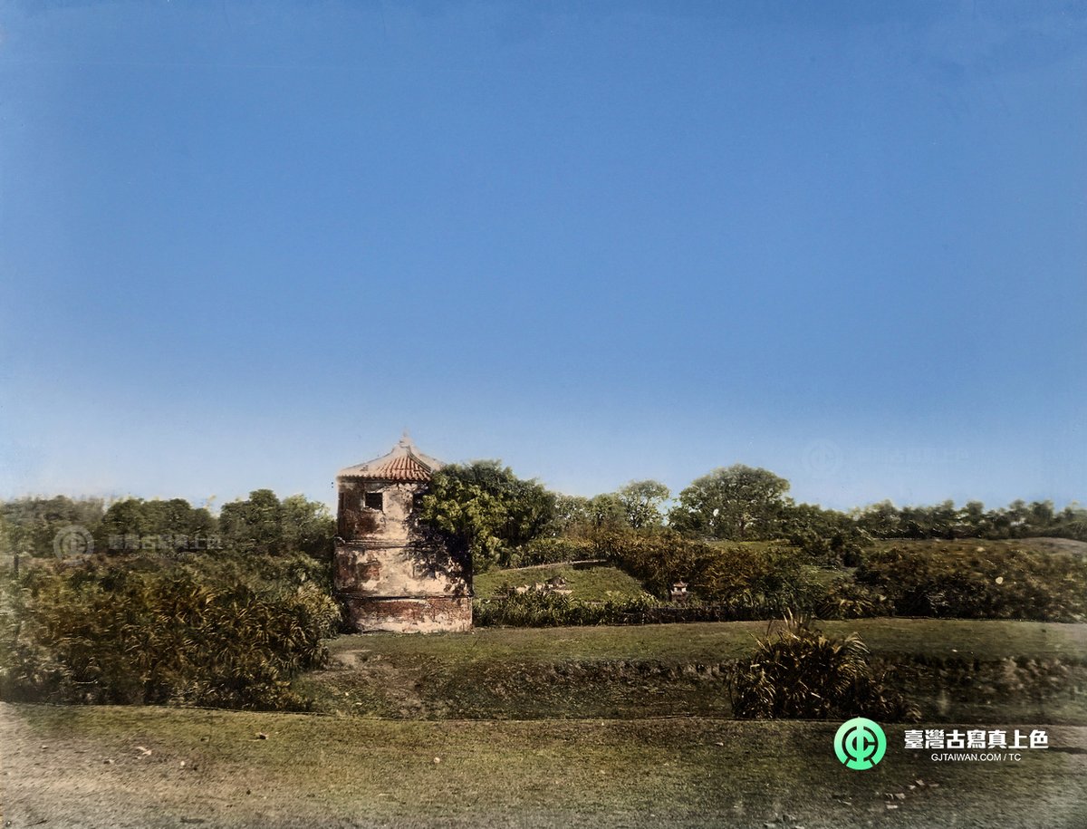 清代臺南半月樓影像(圖經手繪上色)，收錄於新書《彩繪福爾摩沙探險島：19世紀臺灣的歷史色彩》。

半月樓建於清乾隆年間，位於臺南小南門外法華寺前南湖旁，文獻記載臺灣知府蔣允焄鑿池造龍舟，建半月樓觀美人競渡。半月樓到了日治初期尚存，精確位置在今臺南法華寺旁府連路東側，約在日治中期消失。