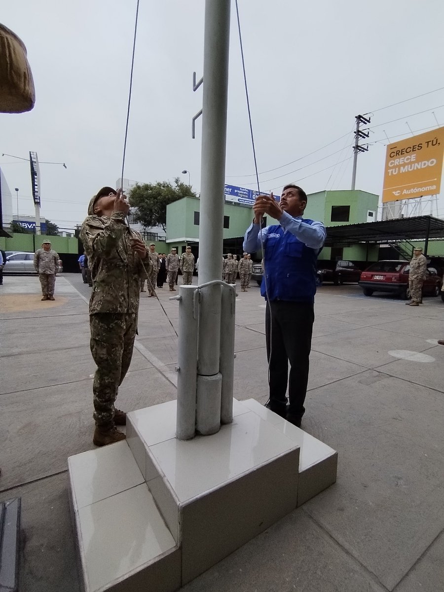 Munimolina's tweet photo. #LaMolinaRenace | Nuestro regidor Ralph Sánchez participó en la ceremonia de izamiento del Pabellón Nacional con reservistas y excombatientes del Ejército del Perú 🪖 y de la Municipalidad de San Juan de Miraflores, distrito donde se realizó esta actividad. https://t.co/LHatsbqJAs