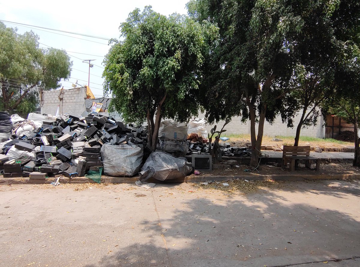 fernand56557311's tweet photo. @nmas @NTelevisa por favor, den difusión a esto que se ha generado en una zona completamente habitacional.
Cada día es peor y se ha convertido en una zona roja por la basura, las ratas y la delincuencia. Por favor a las autoridades
calle Acueducto de la Col Santa Clara Ecatepec https://t.co/ETY1iXlEST
