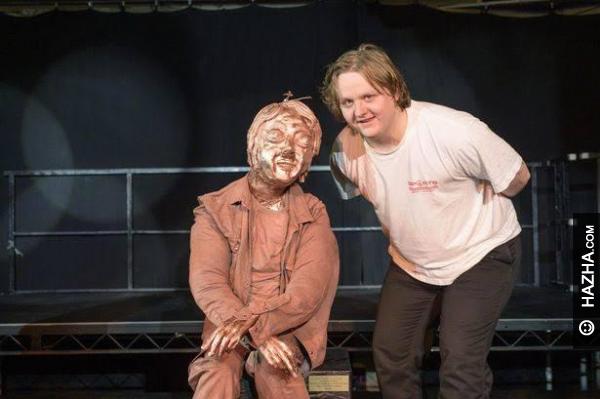 Statue of Lewis #Capaldi from his former school
hazha.com/yay/644