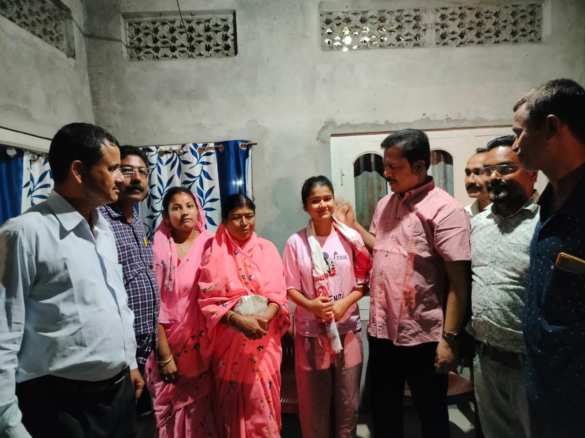 BhupenKBorah's tweet photo. হাইস্কুল শিক্ষান্ত পৰীক্ষাত অসমৰ ভিতৰতে অষ্টম স্থান দখল কৰিবলে সক্ষম হোৱা বিহপুৰীয়া সমষ্টিৰ অন্তৰ্গত ধলপুৰ নিৱাসী শ্ৰীকুলদ্বীপ হাজৰিকাৰ ঘৰত গৈ আন্তৰিক অভিনন্দন আৰু সম্বৰ্ধনা জ্ঞাপন কৰো।

মোৰ কেইবাজনো পৰম মিত্ৰৰ ঘৰলৈ গৈ আজি সুখ্যাতিৰে উত্তীৰ্ণ হোৱা তেখেত সকলৰ স্নেহাস্পদ সন্তান সকলকো অভিনন্দন জনাওঁ।

#HSLCResults2023