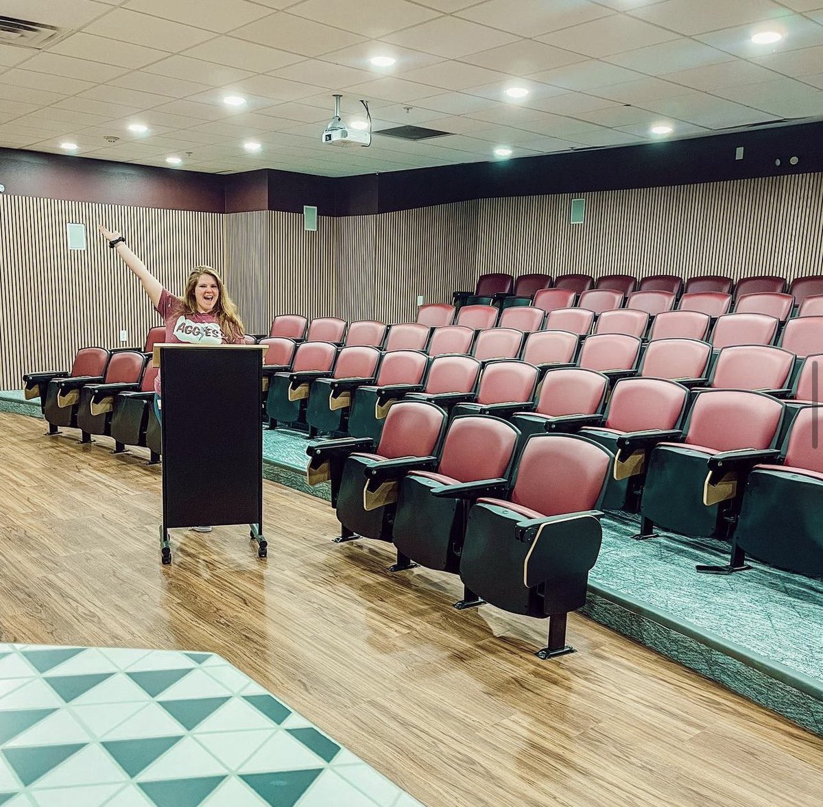 CambridgeatCS's tweet photo. 𝗔𝗠𝗘𝗡𝗜𝗧𝗬 𝗦𝗣𝗢𝗧𝗟𝗜𝗚𝗛𝗧 🎥 🍿 Our 24 hour movie theater room is the perfect space for group study sessions, movie nights with your friends, or hosting your weekly organization meetings! Stop on by to see everything Cambridge Hall has to offer! https://t.co/hapFoPIYAD