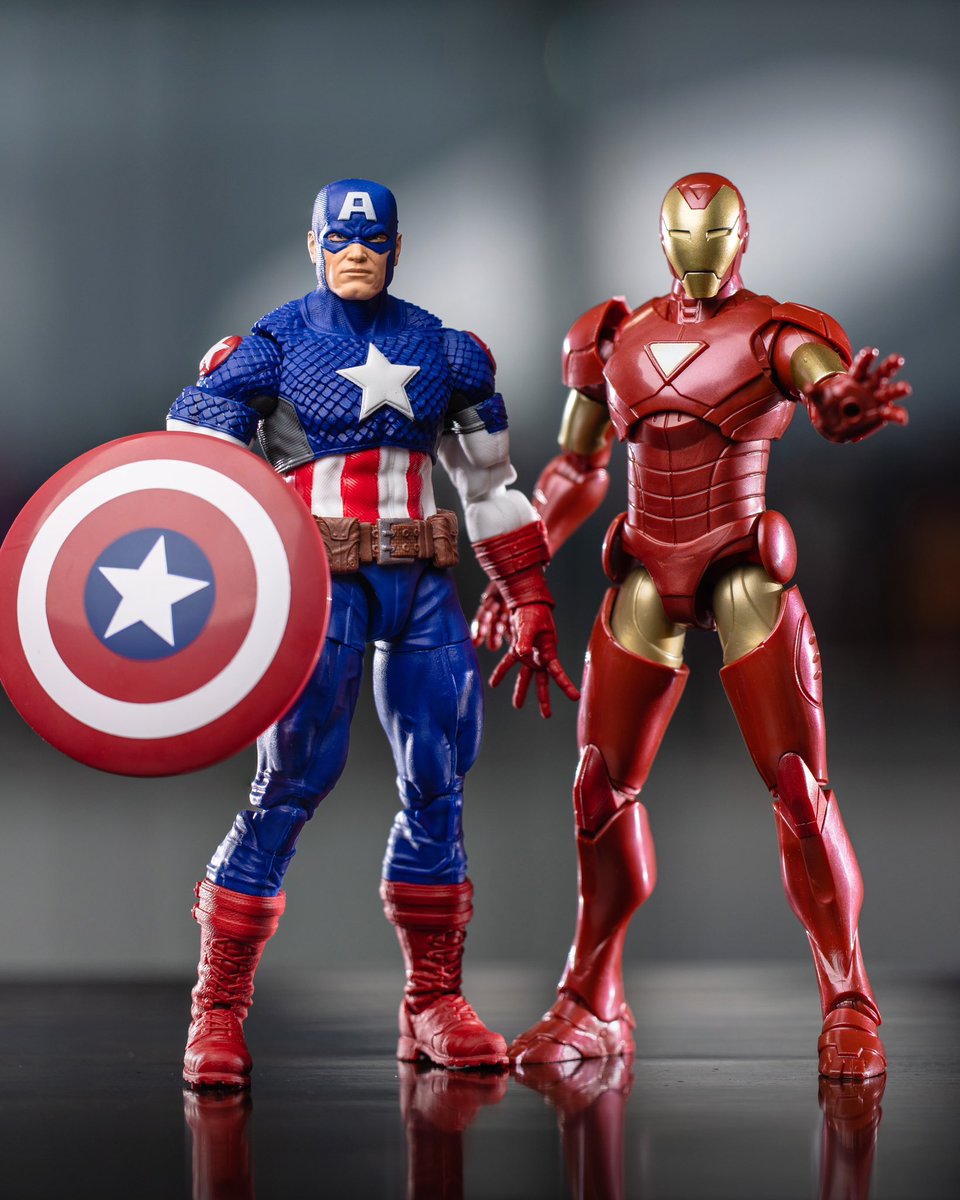 Here is a look at Marvel Legends Ultimate Captain America and Iron Man Extremis by @hasbro.

#captainamerica #itonman #ironmanextremis #ultimatecaptainamerica #marvellegends #robgoesmarvel #marvellegendscommunity #marvellegendsfigures #toycommunity #toyark #toyshiz