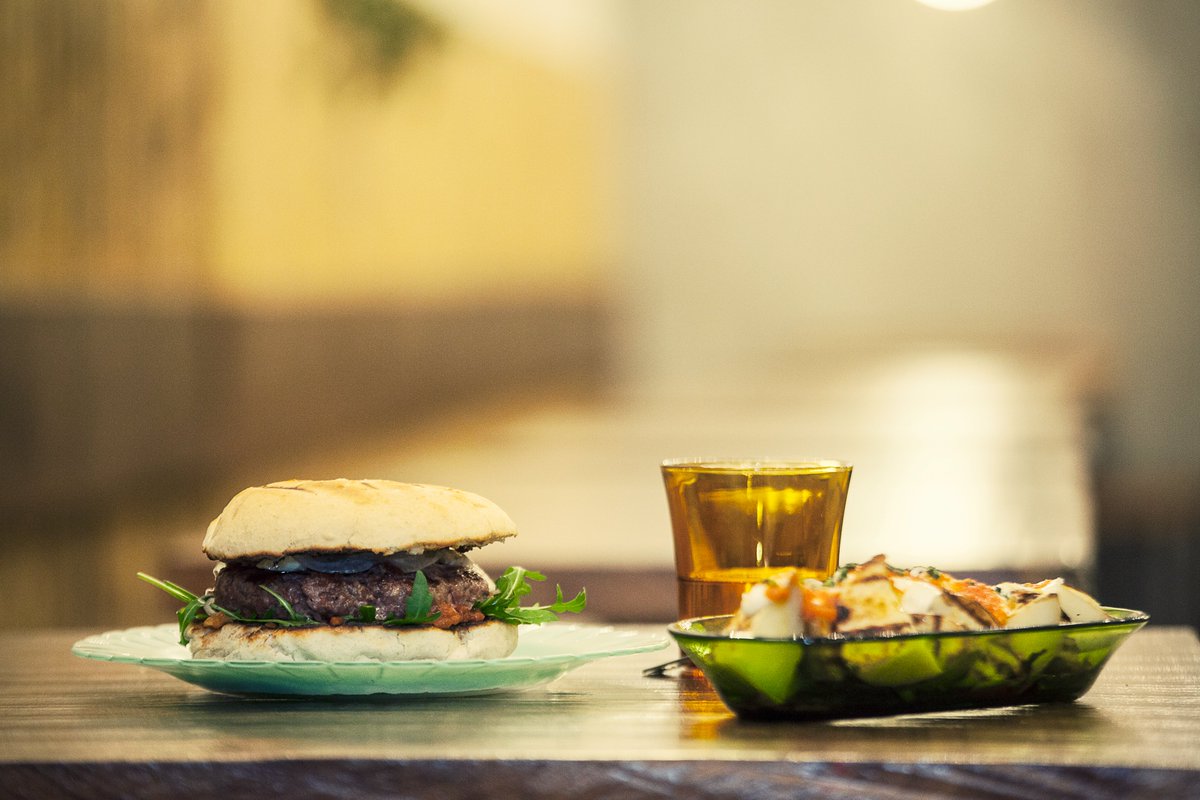 GaastroSpain's tweet photo. 🔥 En el barrio de Poble Sec en #Barcelona se encuentra #DePaula, una #hamburguesería que tiene un toque brasileño y que fijo que te va a molar 🔥
Lo que más nos gusta de sus #hamburguesas es que usan picaña en todas sus recetas 🍔😋
+ info👇🏼
https://t.co/r9FGKltdwo
#gastrospain https://t.co/y5aDjEGnU6