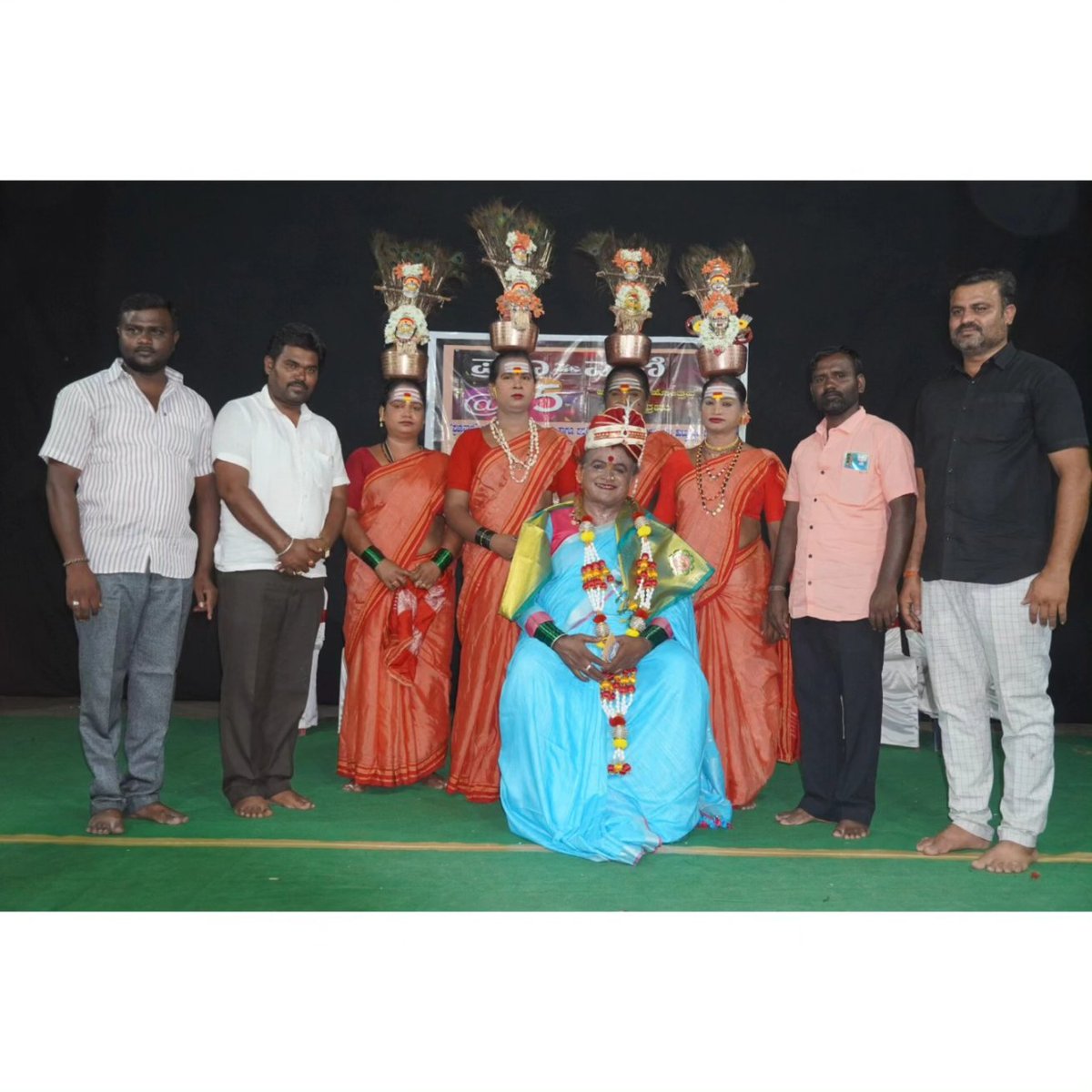 ManjammaJogathi's tweet photo. ಈ ವರ್ಷ ನನ್ನ ಹುಟ್ಟು ಹಬ್ಬದ ದಿನ ಬಹಳ ವಿಶೇಷ ಆಗಿತ್ತು.  ನನ್ನ ಜೀವನ ಆಧಾರಿತ ನಾಟಕ "ಮಾತಾ" ನನ್ನ ಊರು ಮರಿಯಮ್ಮನಹಳ್ಳಿ ಯಲ್ಲಿ ಪ್ರದರ್ಶನ ಕಂಡಿತು. ನನ್ನ ತಂಡದವರು ರಾಮವ್ವ ಜೋಗತಿ ನೇತೃತ್ವದಲ್ಲಿ ಜೋಗತಿ ನೃತ್ಯ ಚೌಡಿಕಿ ಪದ ಹಾಡಿದರು.. ಊರ ಮಂದಿ, ಅಕ್ಕ ಪಕ್ಕದ ಜಿಲ್ಲೆಯ ಸಹೃದಯರು ಬಂದು ಹಾರೈಸಿದರು. https://t.co/lcYJ362fpQ