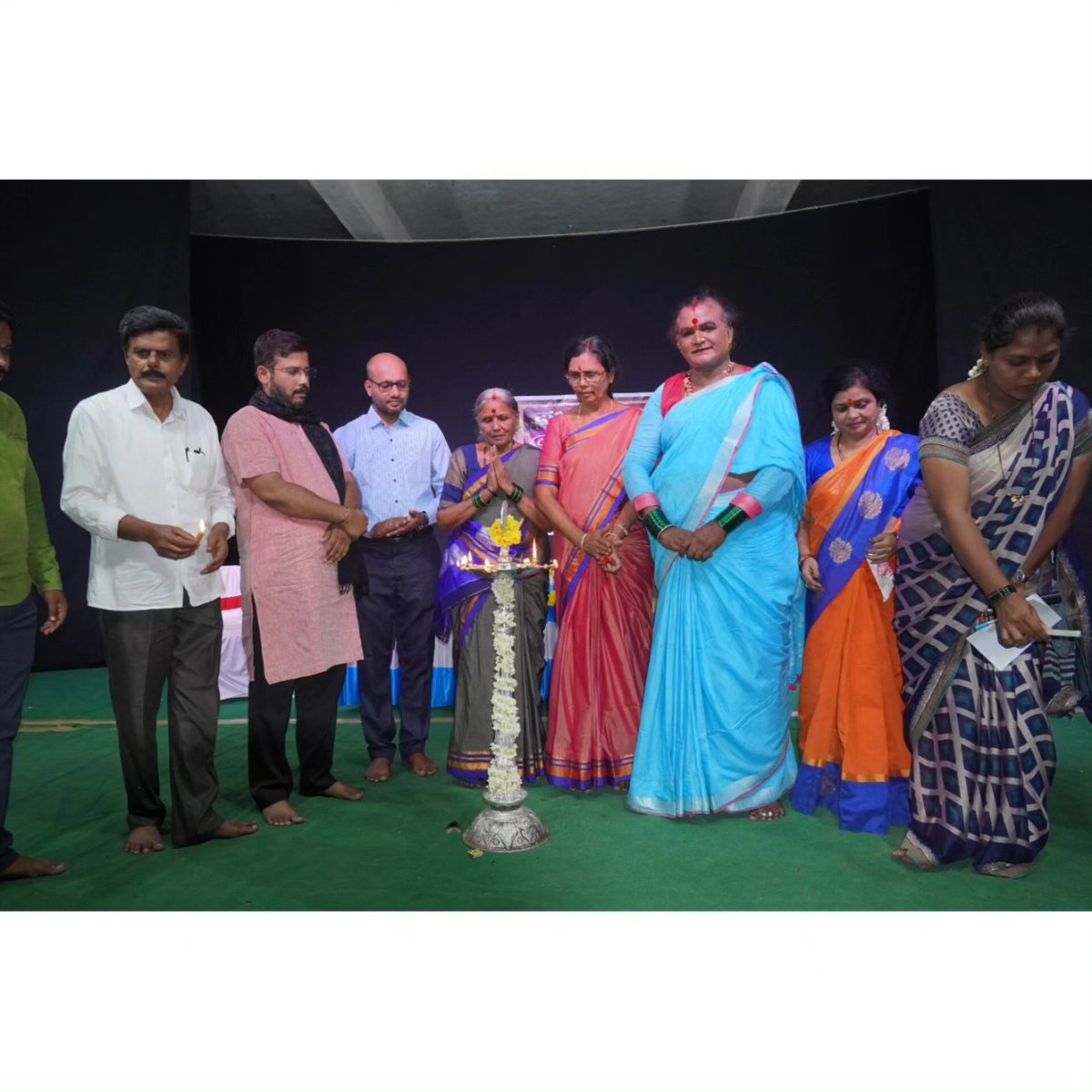 ManjammaJogathi's tweet photo. ಈ ವರ್ಷ ನನ್ನ ಹುಟ್ಟು ಹಬ್ಬದ ದಿನ ಬಹಳ ವಿಶೇಷ ಆಗಿತ್ತು.  ನನ್ನ ಜೀವನ ಆಧಾರಿತ ನಾಟಕ "ಮಾತಾ" ನನ್ನ ಊರು ಮರಿಯಮ್ಮನಹಳ್ಳಿ ಯಲ್ಲಿ ಪ್ರದರ್ಶನ ಕಂಡಿತು. ನನ್ನ ತಂಡದವರು ರಾಮವ್ವ ಜೋಗತಿ ನೇತೃತ್ವದಲ್ಲಿ ಜೋಗತಿ ನೃತ್ಯ ಚೌಡಿಕಿ ಪದ ಹಾಡಿದರು.. ಊರ ಮಂದಿ, ಅಕ್ಕ ಪಕ್ಕದ ಜಿಲ್ಲೆಯ ಸಹೃದಯರು ಬಂದು ಹಾರೈಸಿದರು. https://t.co/lcYJ362fpQ